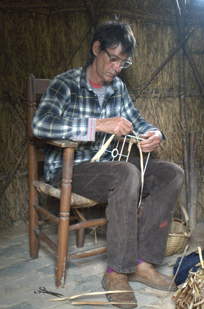 Lámpara artesanal de madera y enea Boga 3